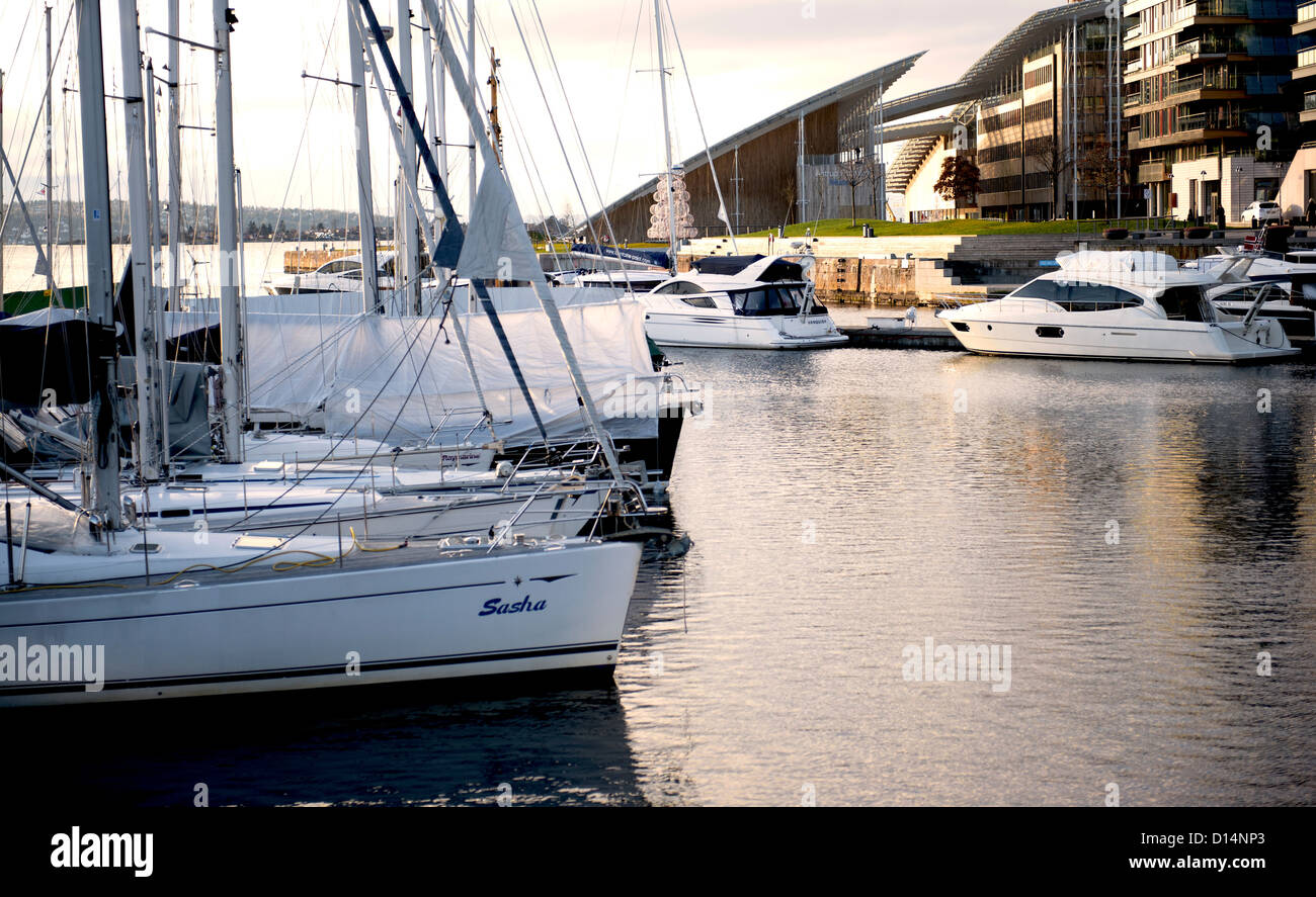 Early morning at the Aker Brygge waterfront and marina with view of Tjuvholmen's Astrup Fearnley museum and yachts, Oslo Stock Photo