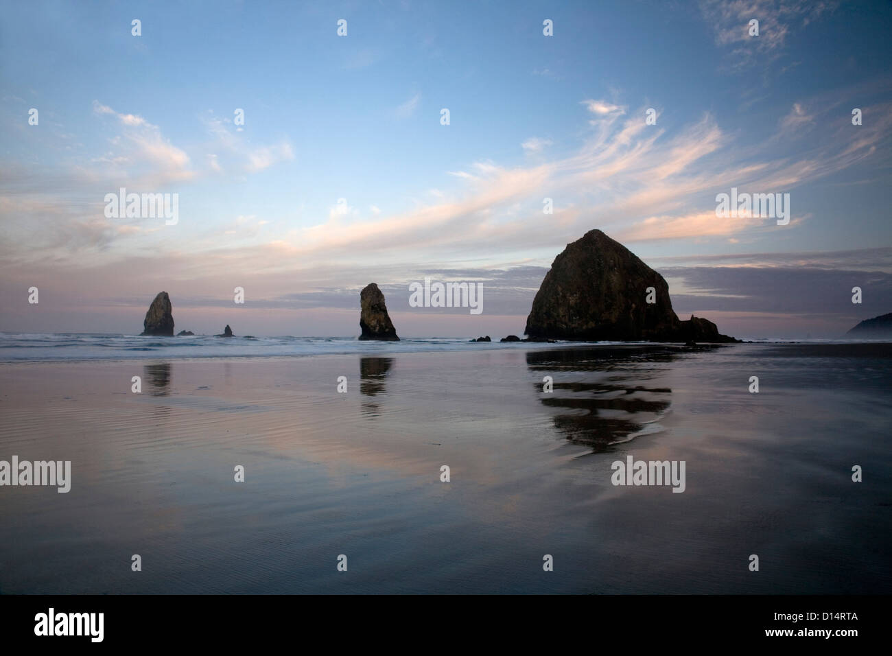 Cannon beach haystack rock hi-res stock photography and images - Alamy
