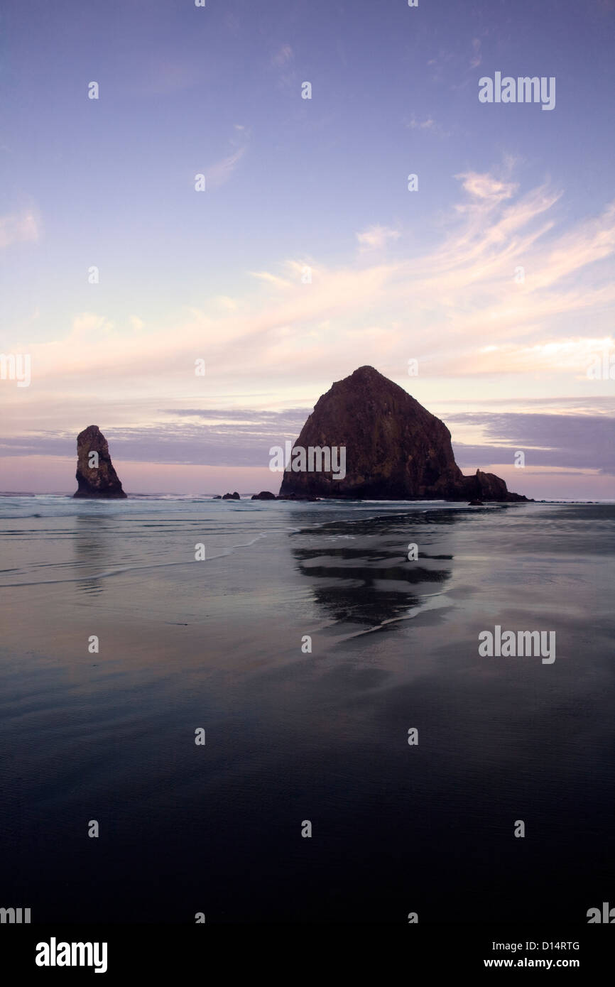 Cannon beach haystack rock hi-res stock photography and images - Alamy