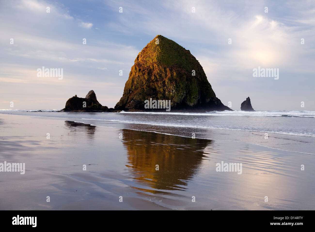 Cannon beach haystack rock hi-res stock photography and images - Alamy