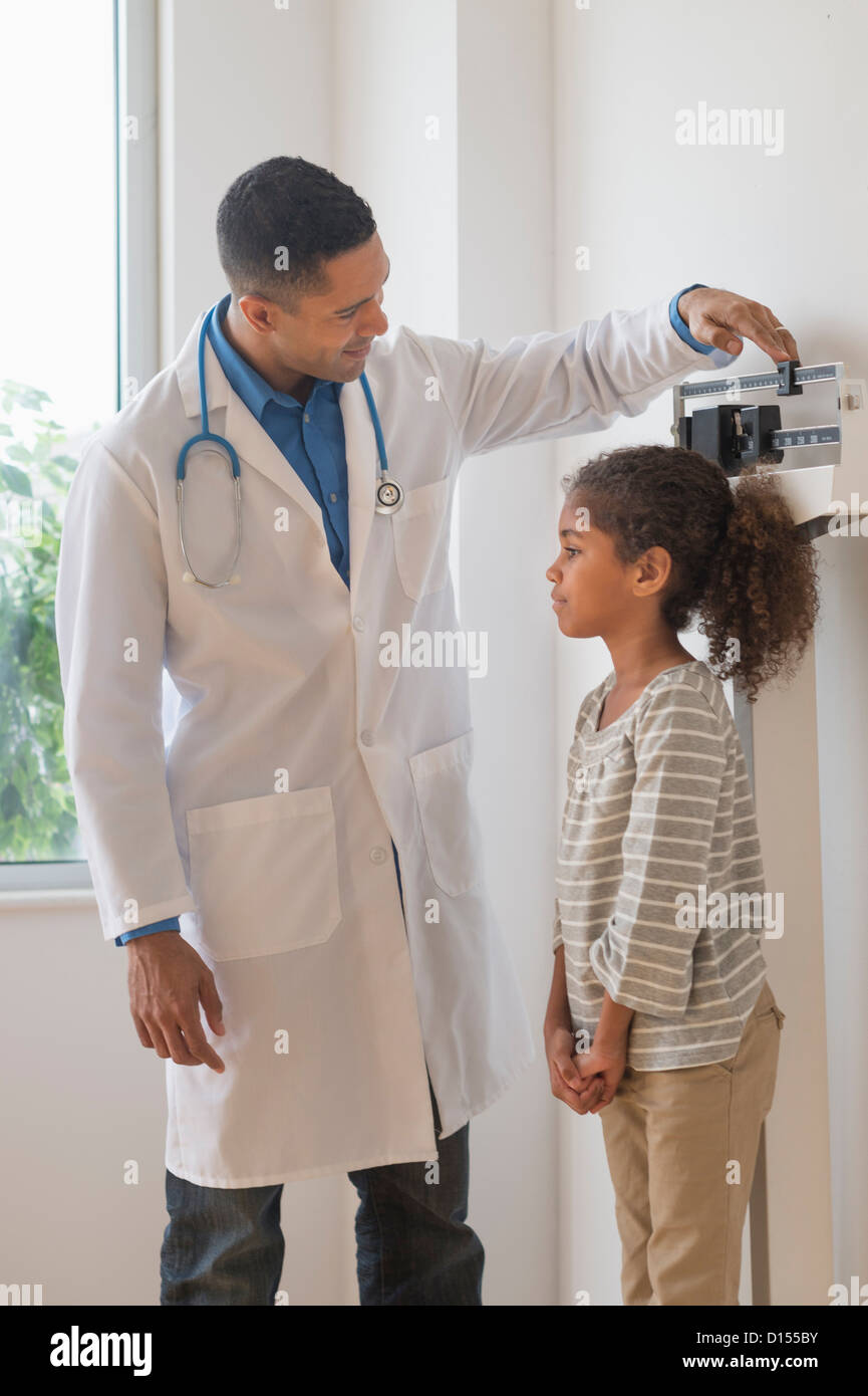 https://c8.alamy.com/comp/D155BY/usa-new-jersey-jersey-city-male-doctor-examining-girl-6-7-in-his-office-D155BY.jpg