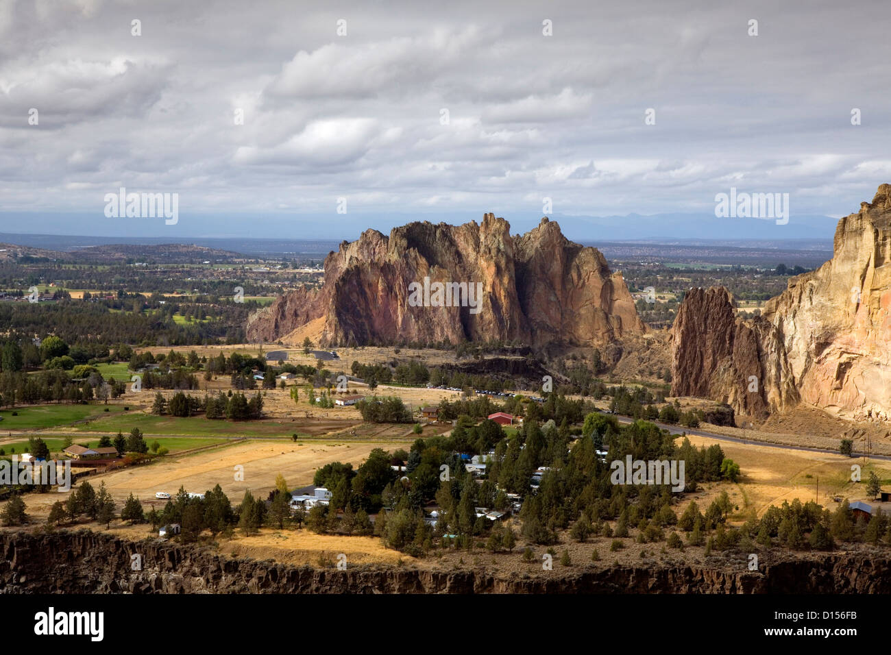 OR00473-00.....OREGON - View of the rocky spires of Smith Rocks State Park from Burma Road Trail. Stock Photo