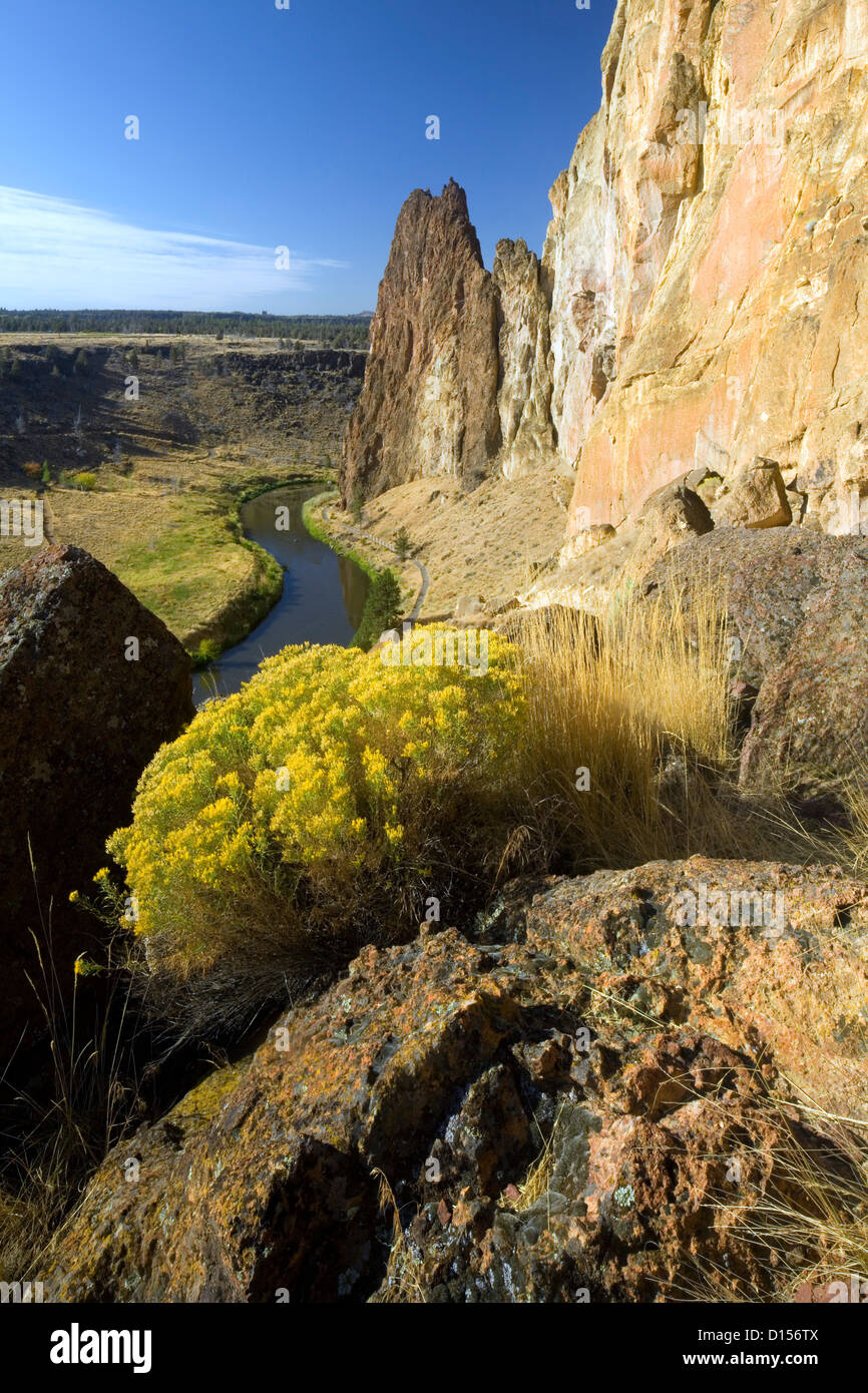 OR00481-00.....OREGON - Rocky spires, walls and the Crooked River at Smith Rocks State Park. Stock Photo