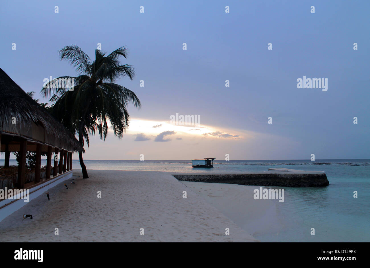 Sunrise on the beach Maldives (Alba sulla spiaggia maldiviana