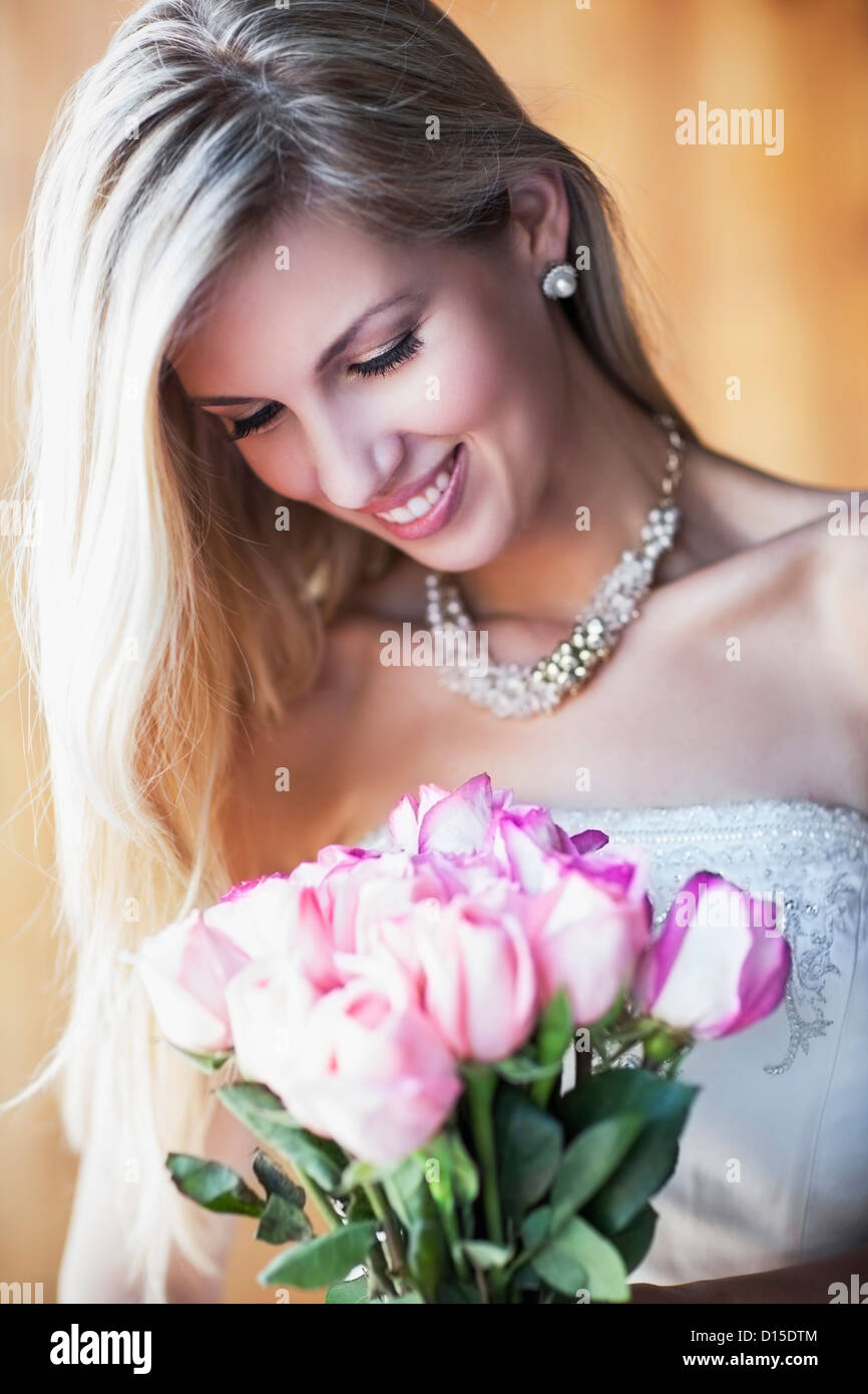 Portrait of smiling bride holding bouquet Stock Photo - Alamy