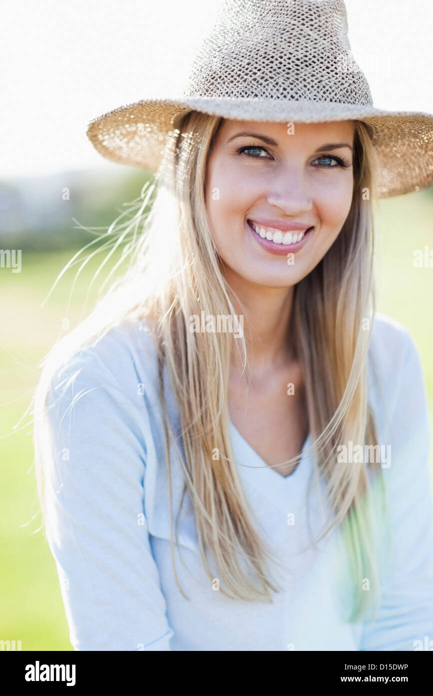 Portrait of smiling woman in straw hat Stock Photo - Alamy