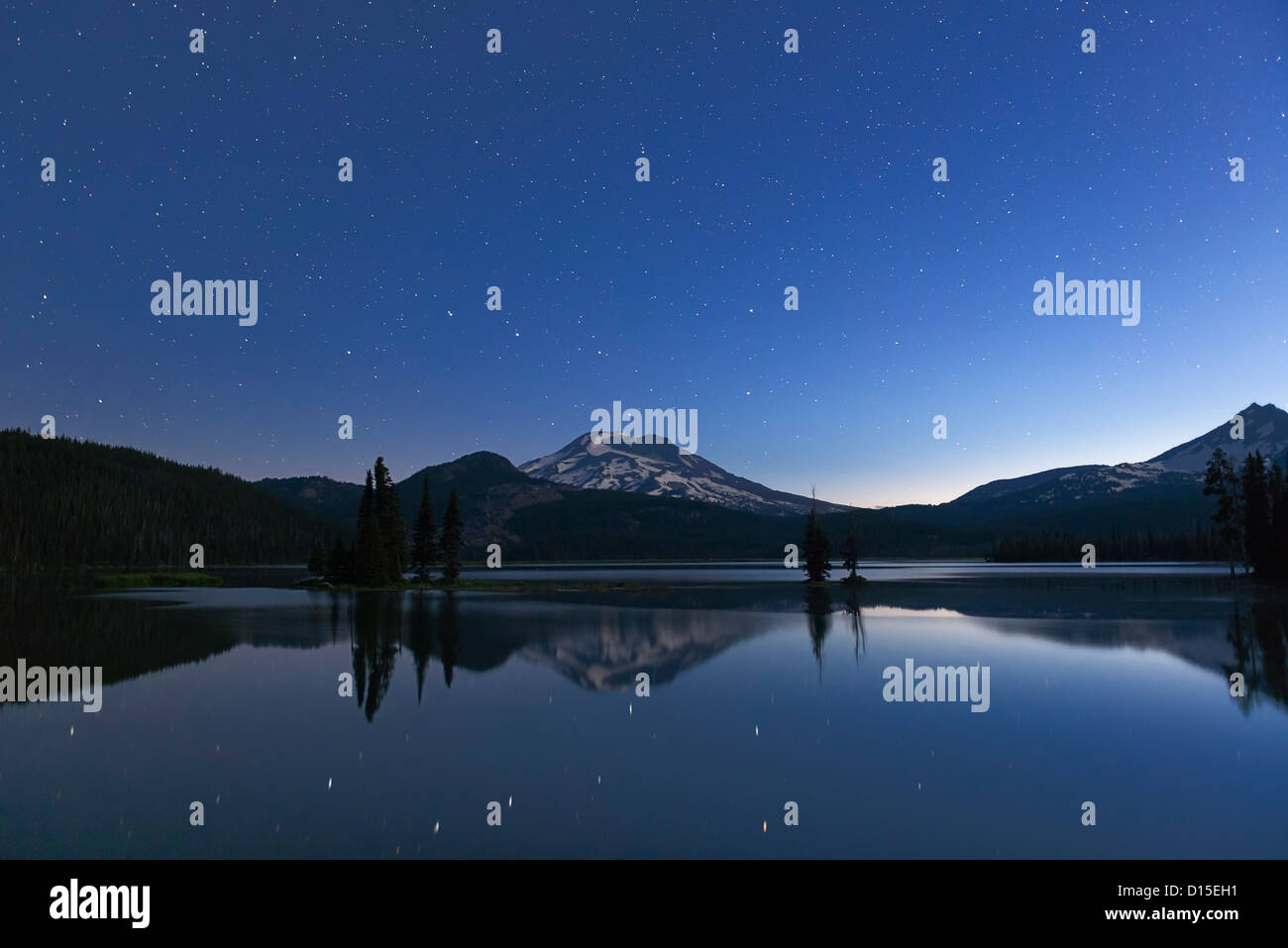 USA, Oregon, Deschutes County, Sparks Lake at night Stock Photo Alamy