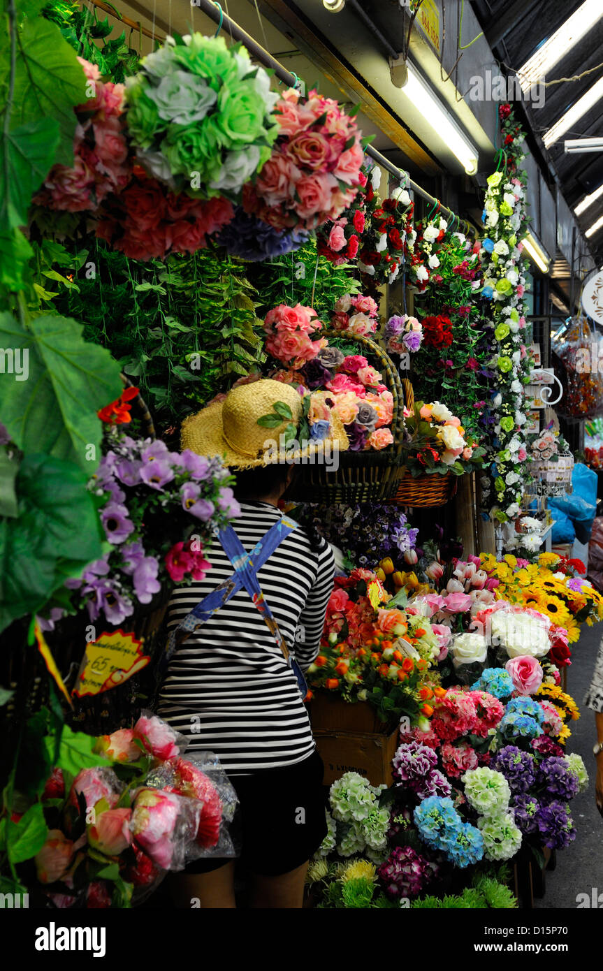 souvenir souvenirs trinkets objects market stall vendor chatuchak