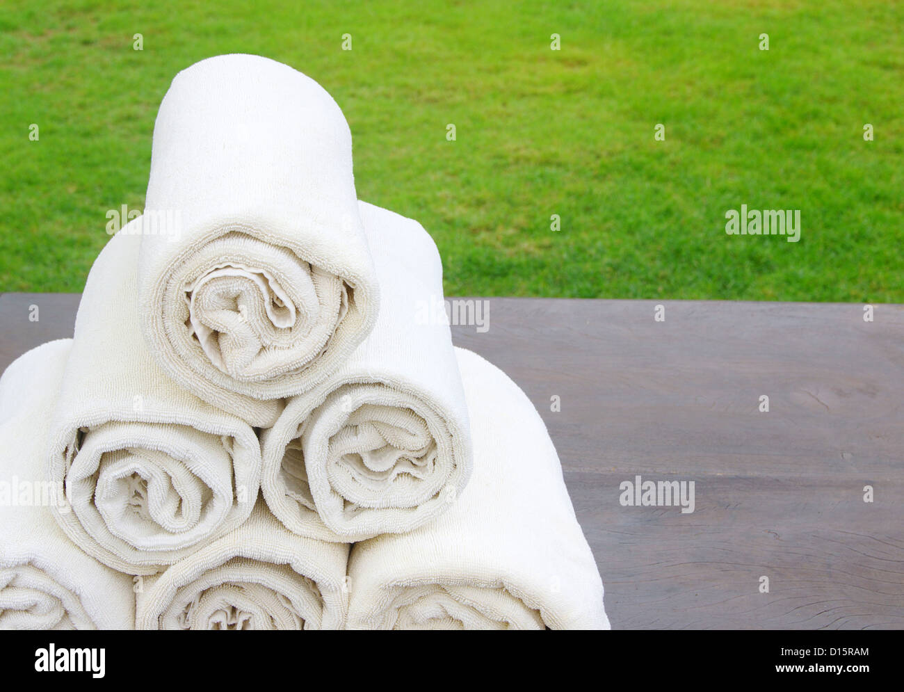 White Spa Towels In A Basket Stock Photo - Download Image Now - Towel,  Basket, Clean - iStock