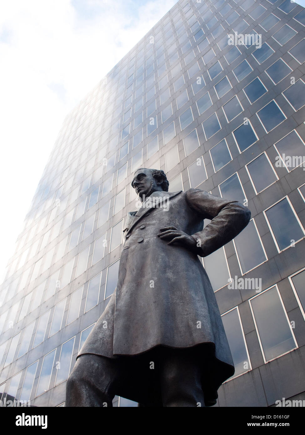 Robert stephenson statue euston station hires stock photography and