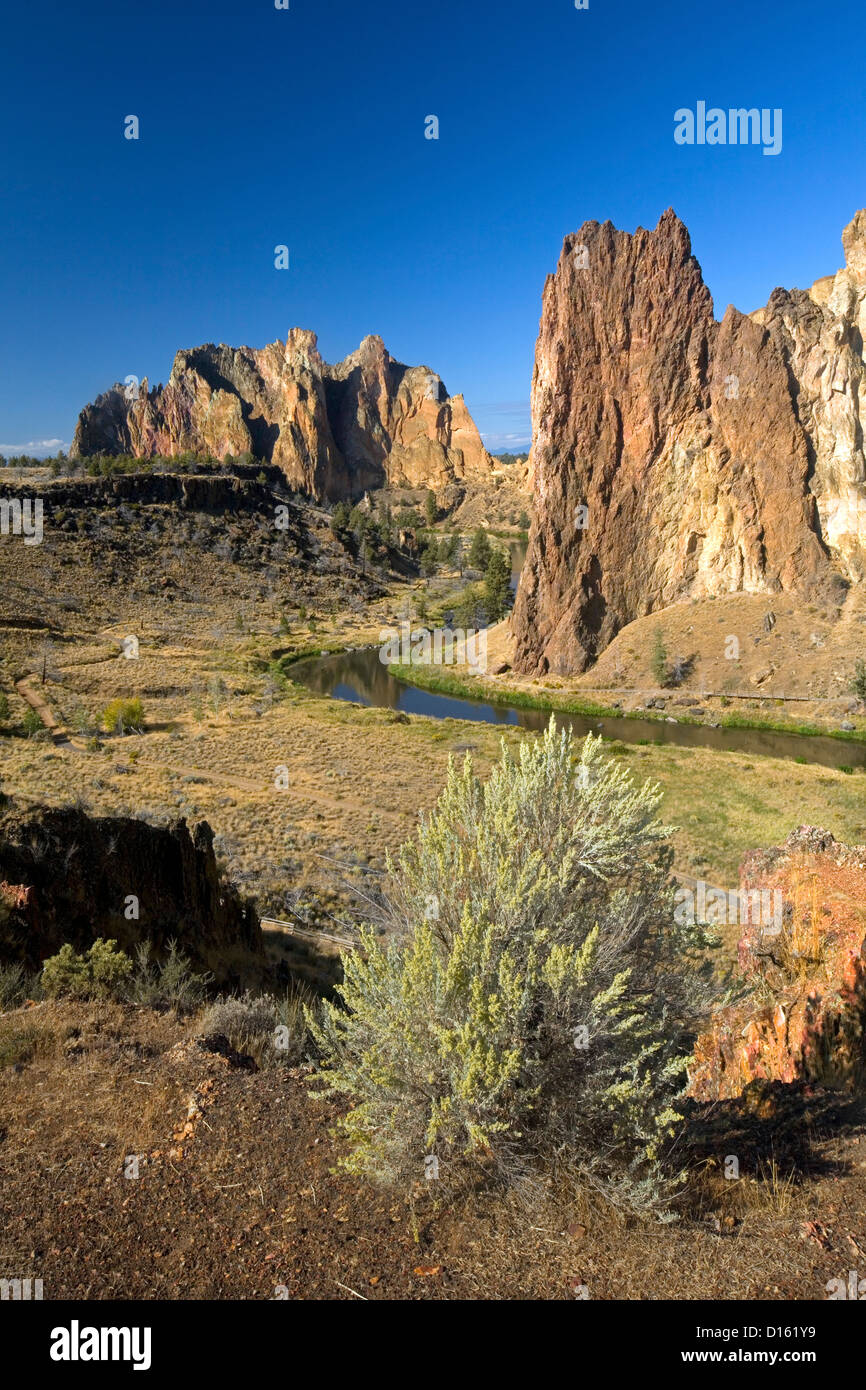 OR00484-00.....OREGON - Rocky spires and the Crooked River at Smith Rocks State Park. Stock Photo