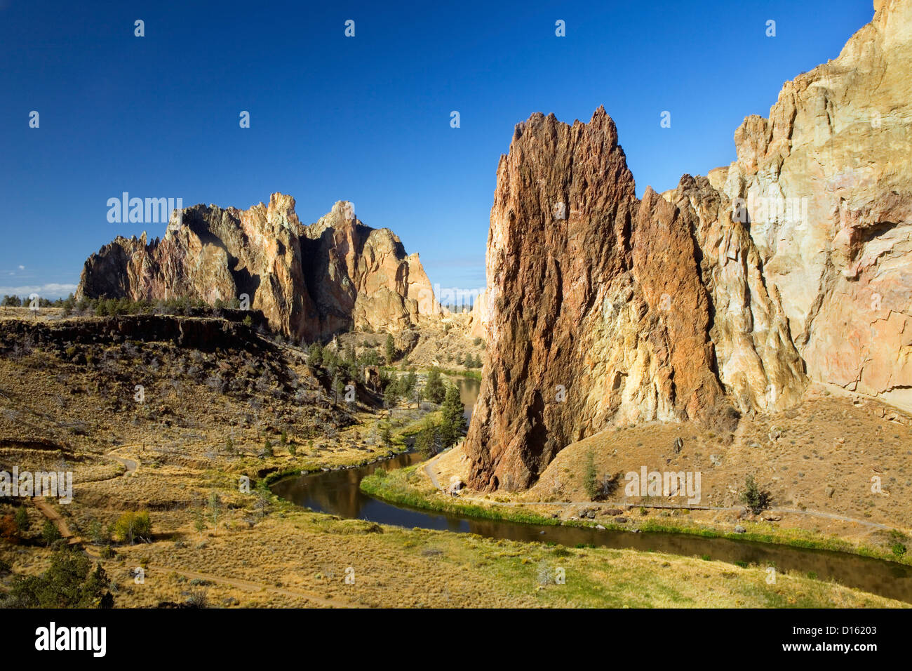 OR00485-00.....OREGON - Rocky spires and the Crooked River at Smith Rocks State Park. Stock Photo