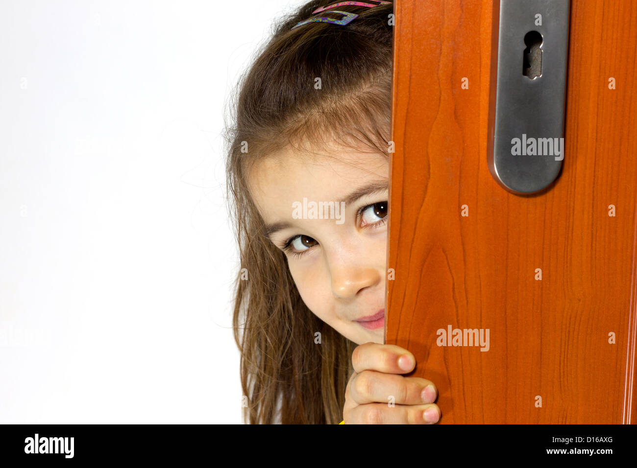 дверь для детей. одежда для девочки. девочка открывает коробку. где девочки открывают. ребенок разворачивает подарок.