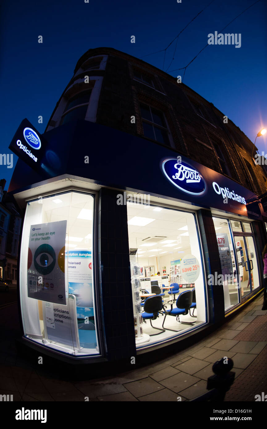 Opticians shop exterior uk hi-res stock photography and images - Alamy