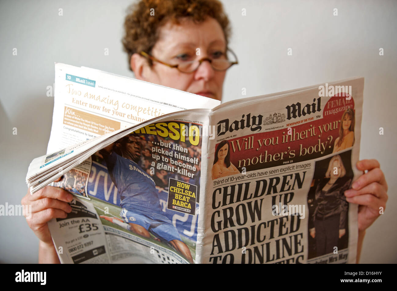 Woman reading the Daily Mail newspaper Stock Photo