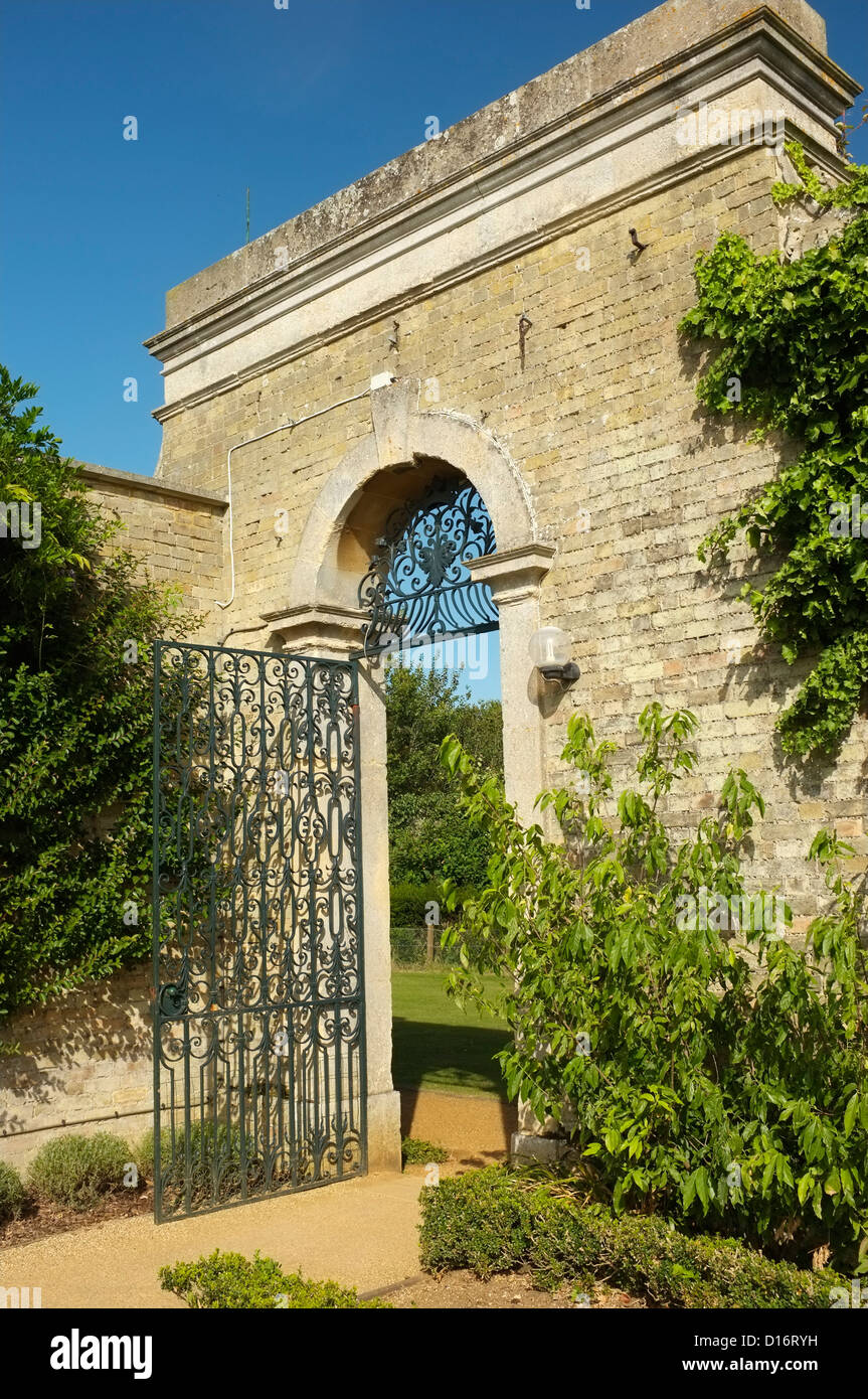 Walled garden gate hi-res stock photography and images - Alamy