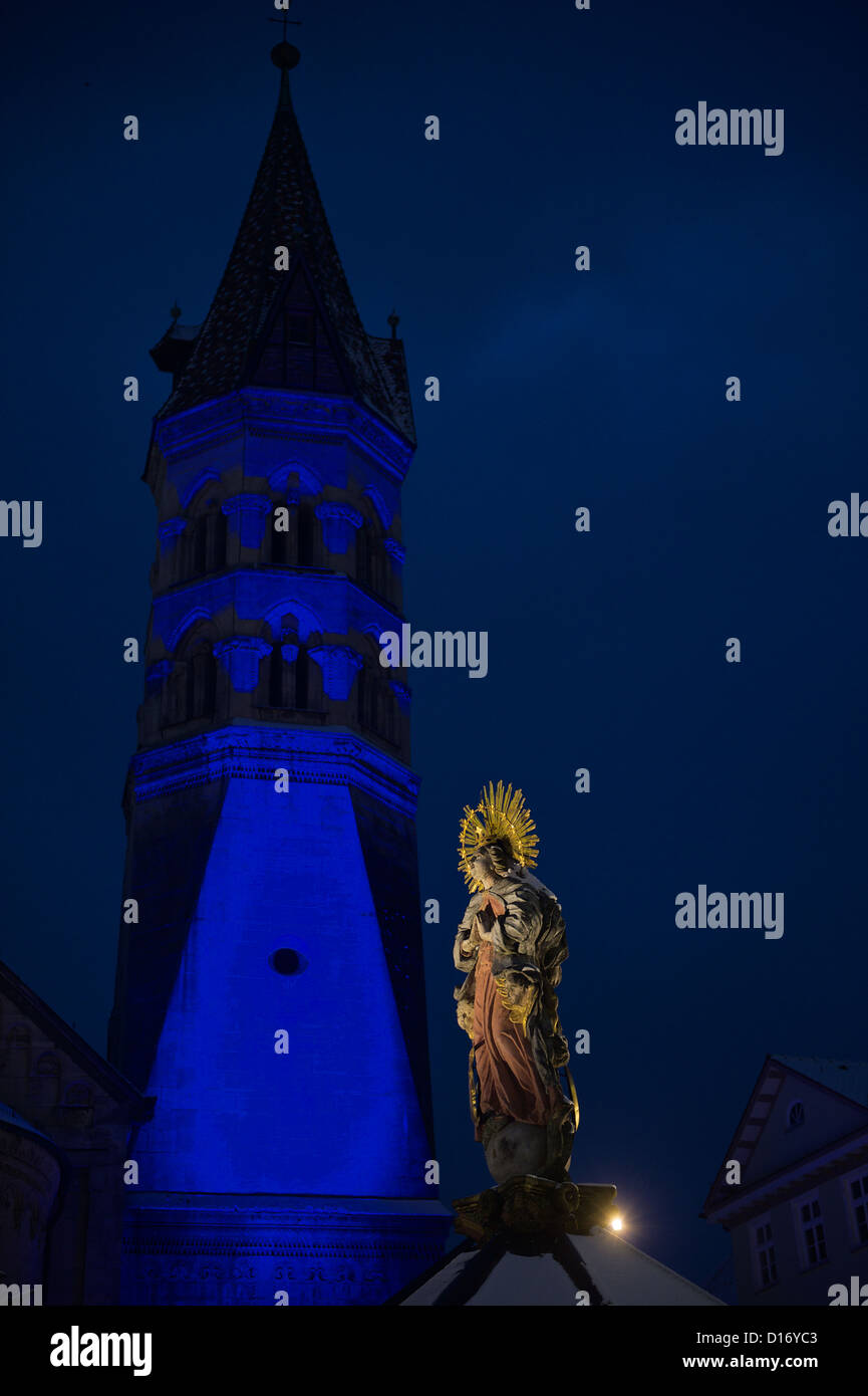 Johanniskrichturm beleuchtet beim Weihnachtsmarkt mit Madonna im Vordergrund Stock Photo