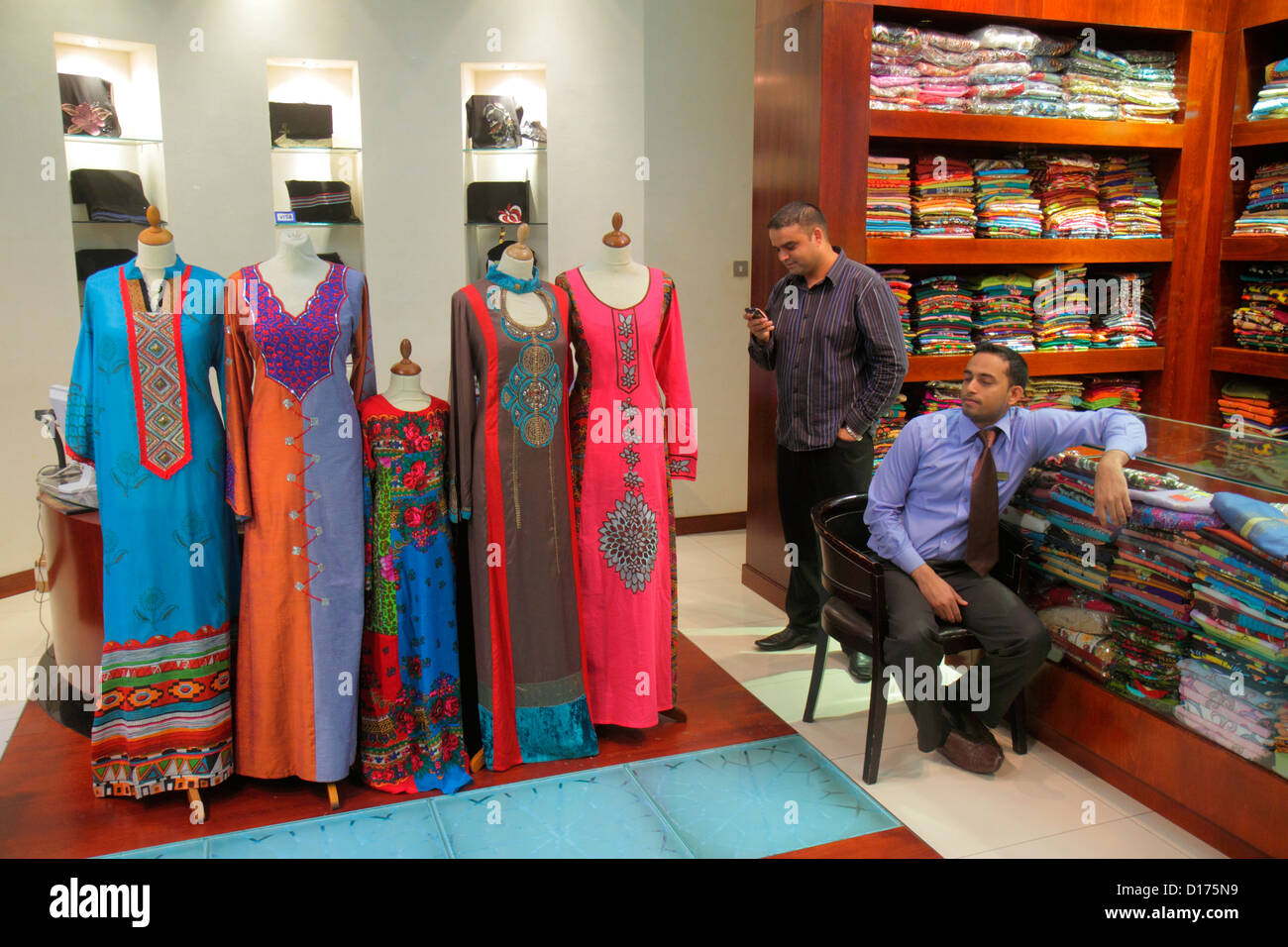 Thawb uae hires stock photography and images Alamy