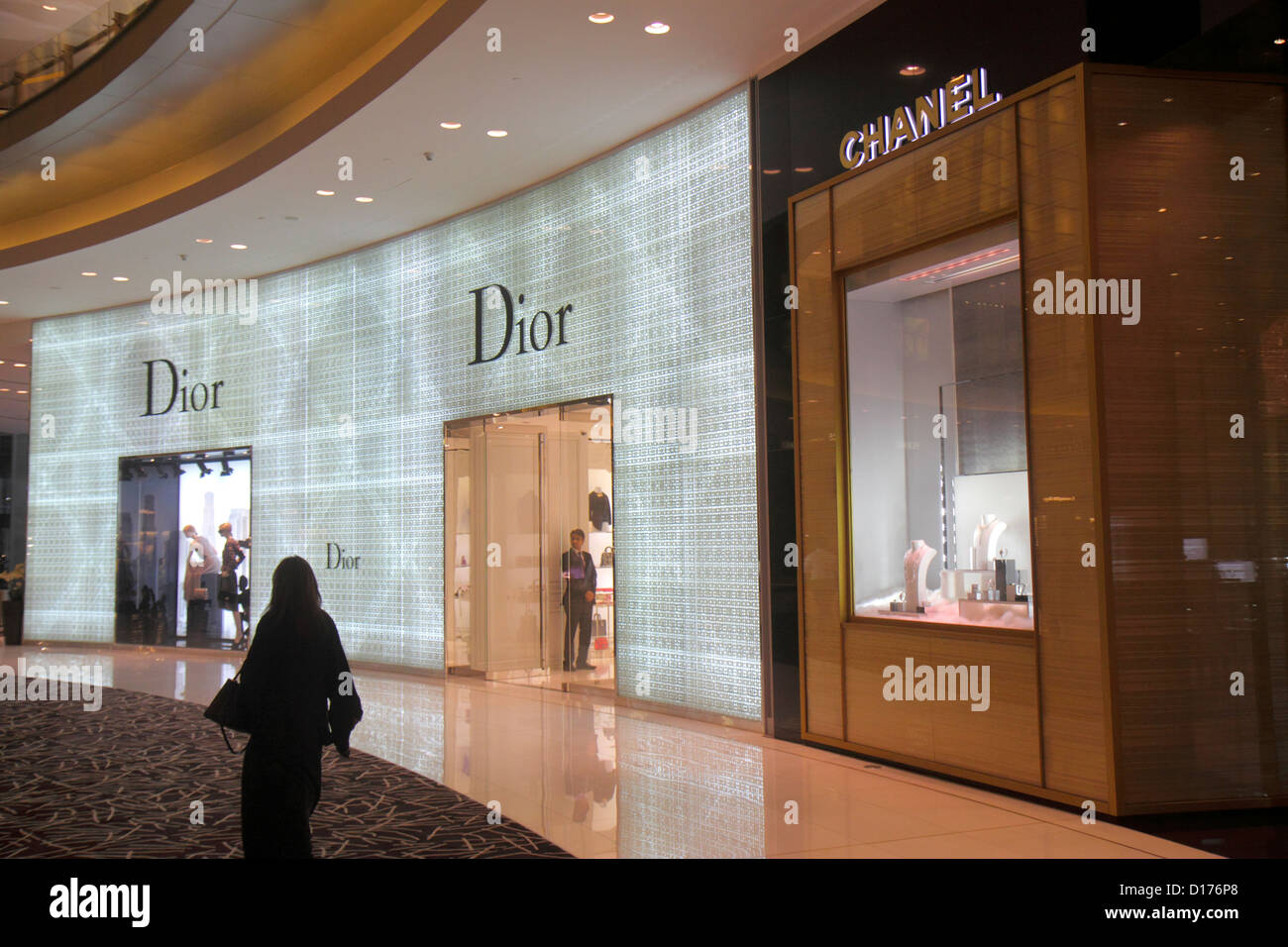 Dubai UAE,United Arab Emirates,Downtown Dubai,Burj Dubai,Dubai  mall,luxury,store,stores,businesses,district,Muslim,woman female  women,thawb,robe,hijab Stock Photo - Alamy