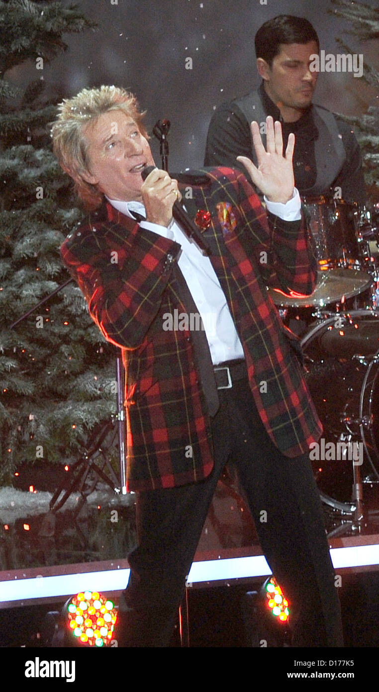 British rock singer Rod Stewart performs at the ZDF telethon 'Wonderful Christmas Songs' ('Die schoensten Weihnachts-Hits') to help the cause of relief agencies 'Misereor' and 'Brot fuer die Welt' in Munich, Germany, 06 December 2012. Both agencies support aid in Africa, Asia and Latin America. Photo: Ursula Dueren Stock Photo