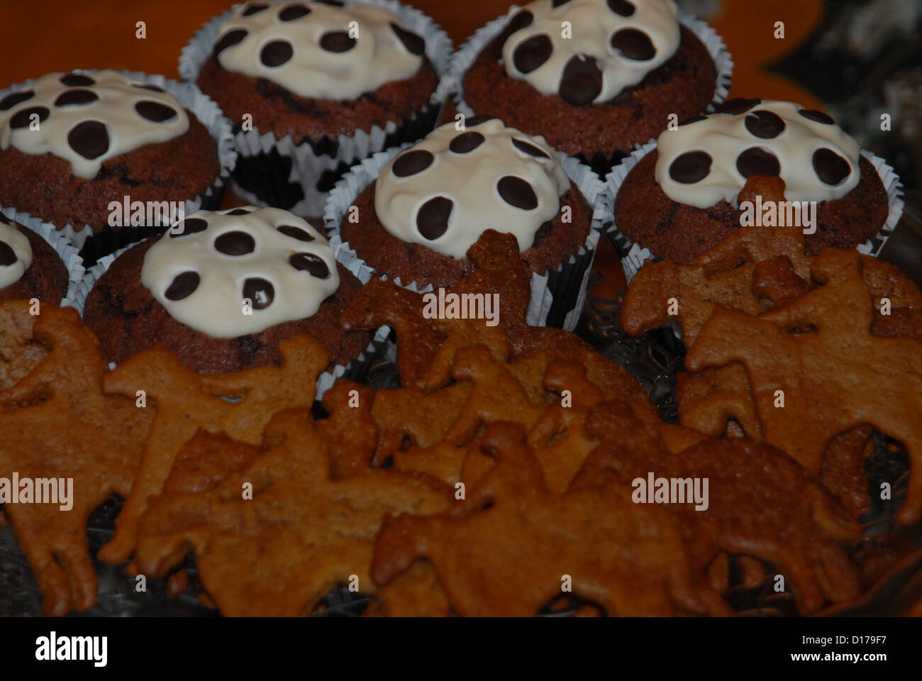 Cowboy biscuits and cow cupcakes. Cakes for a wild west themed ...