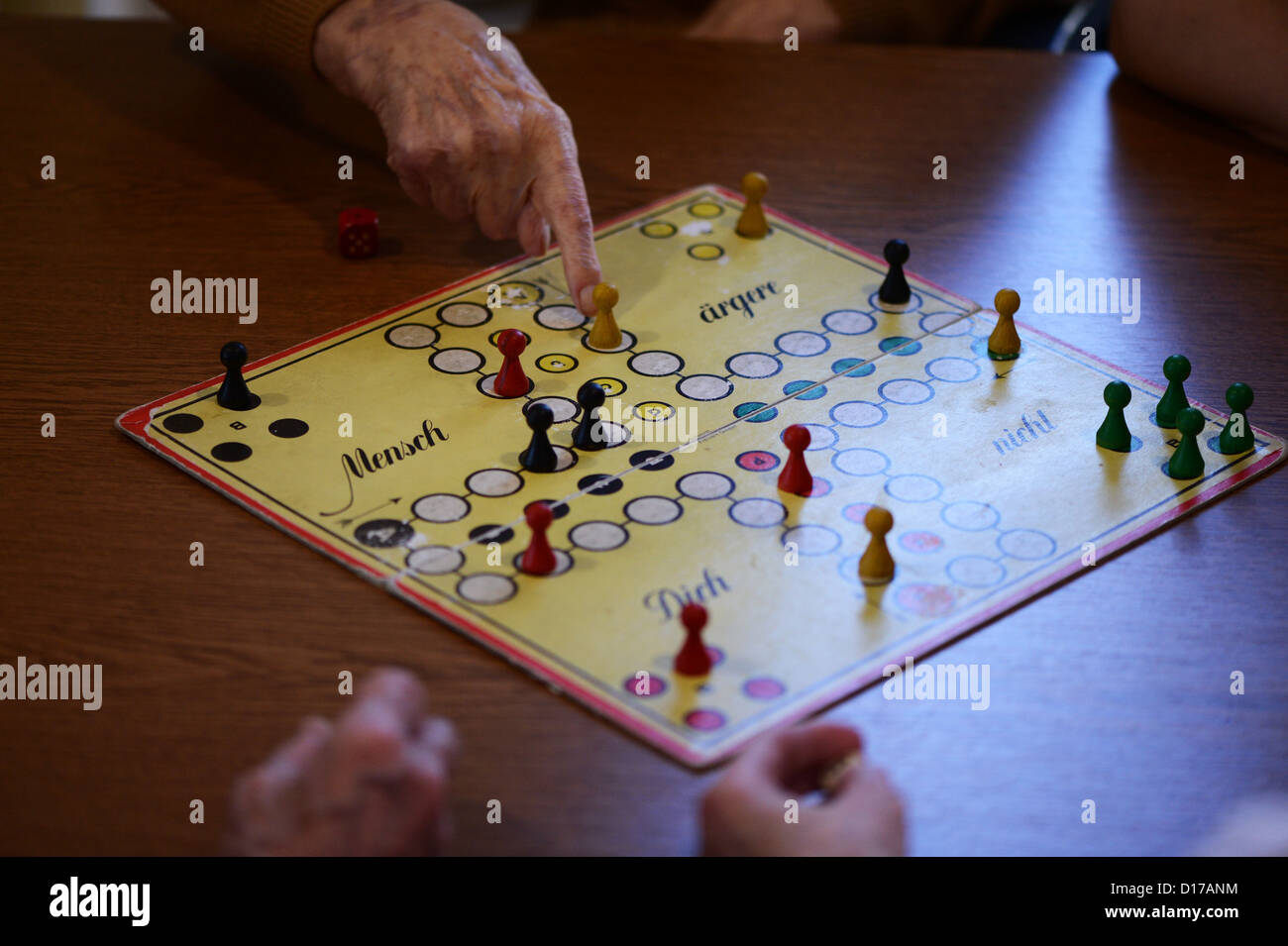 A group of senior residents play a game of ludo in the pro vita Haus  Rheingold nursing home for the elderly in Berlin, Germany, 5 December 2012.  Photo: Jens Kalaene Stock Photo - Alamy