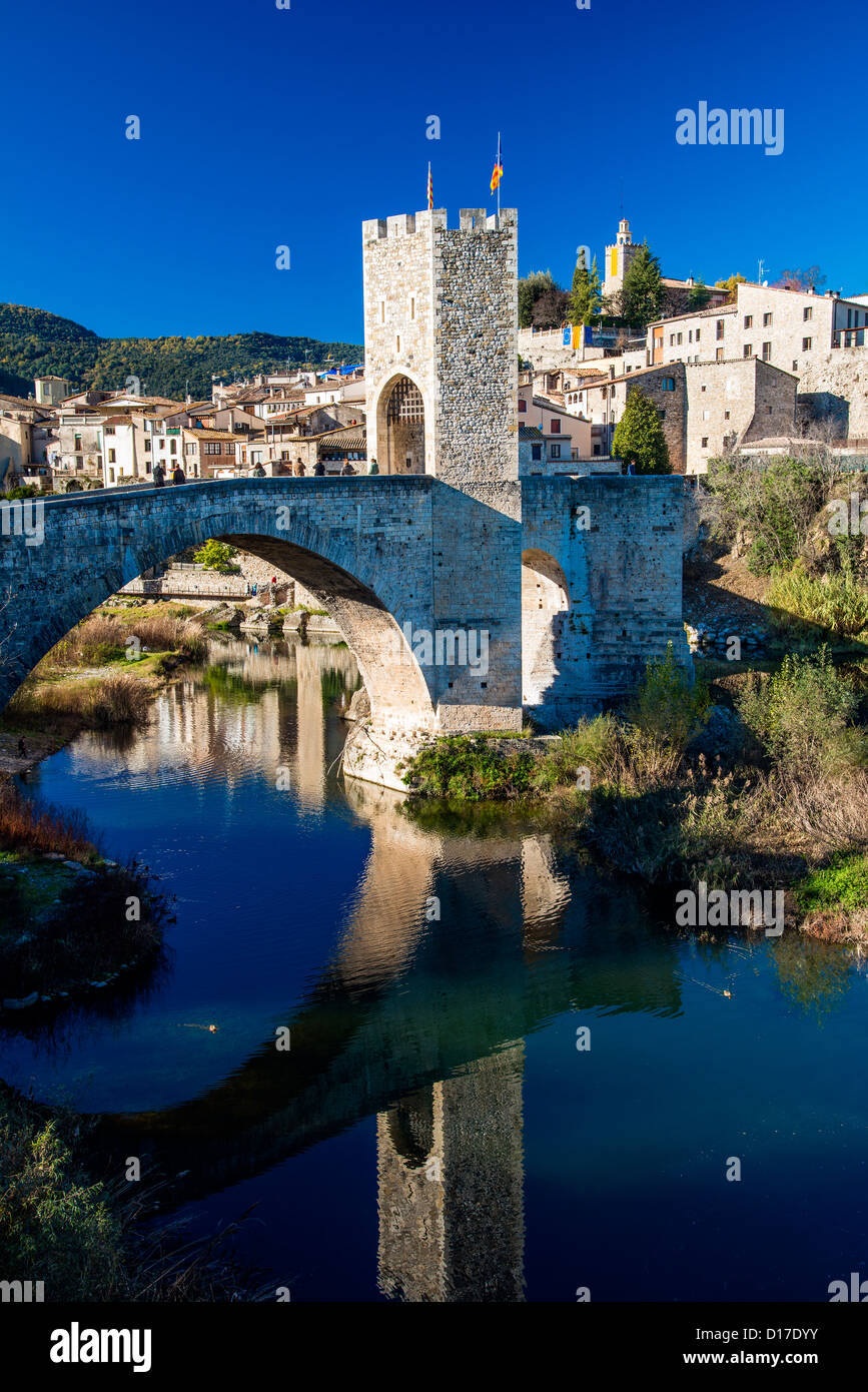 The old Romanesque stone bridge over Fluvià river, Besalú, Catalonia (Spain) Stock Photo
