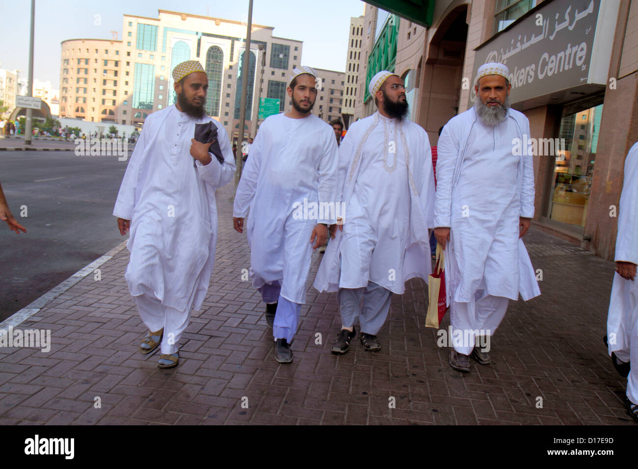 Thawb Uae High Resolution Stock Photography and Images Alamy