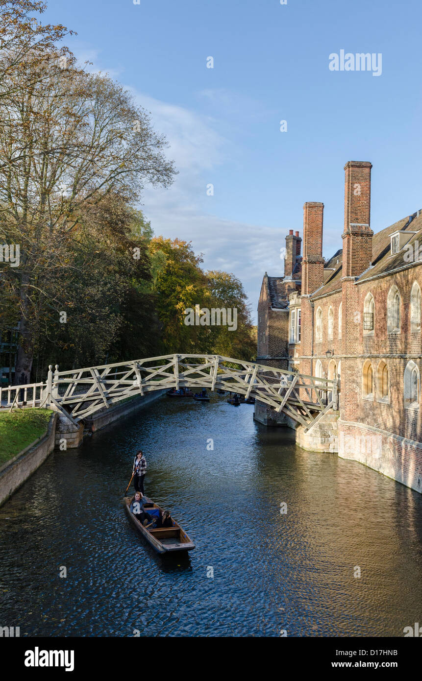 Cambridge, punting under the Mathematical Bridge Stock Photo