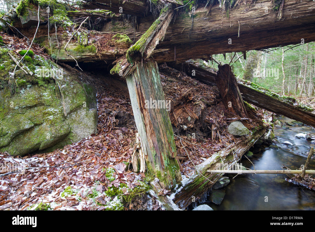 Railroad bridge timbers hi-res stock photography and images - Alamy
