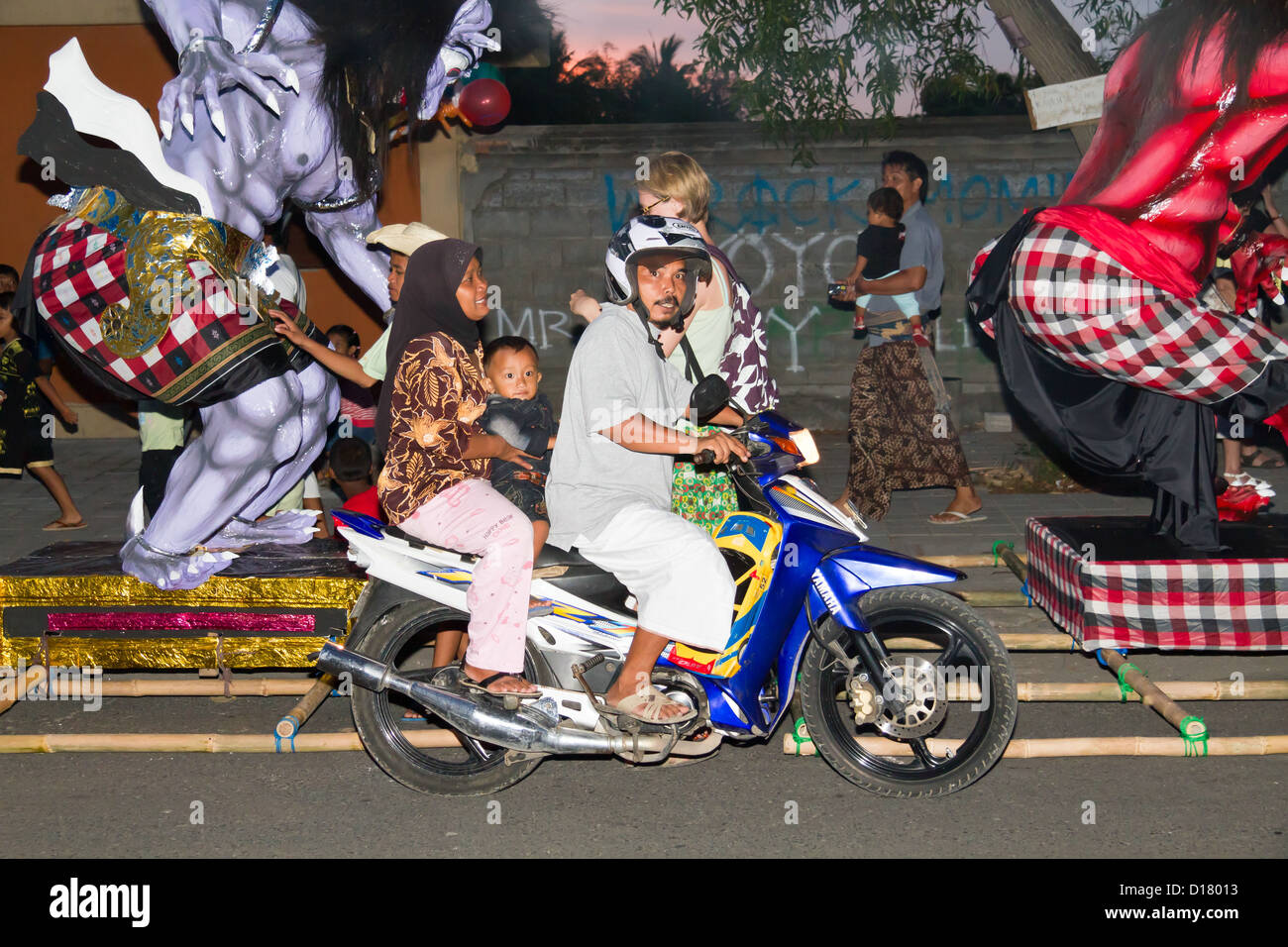 Immagini Stock - Donna Con Casco E Scooter Fuori A Bali. Image 171474117