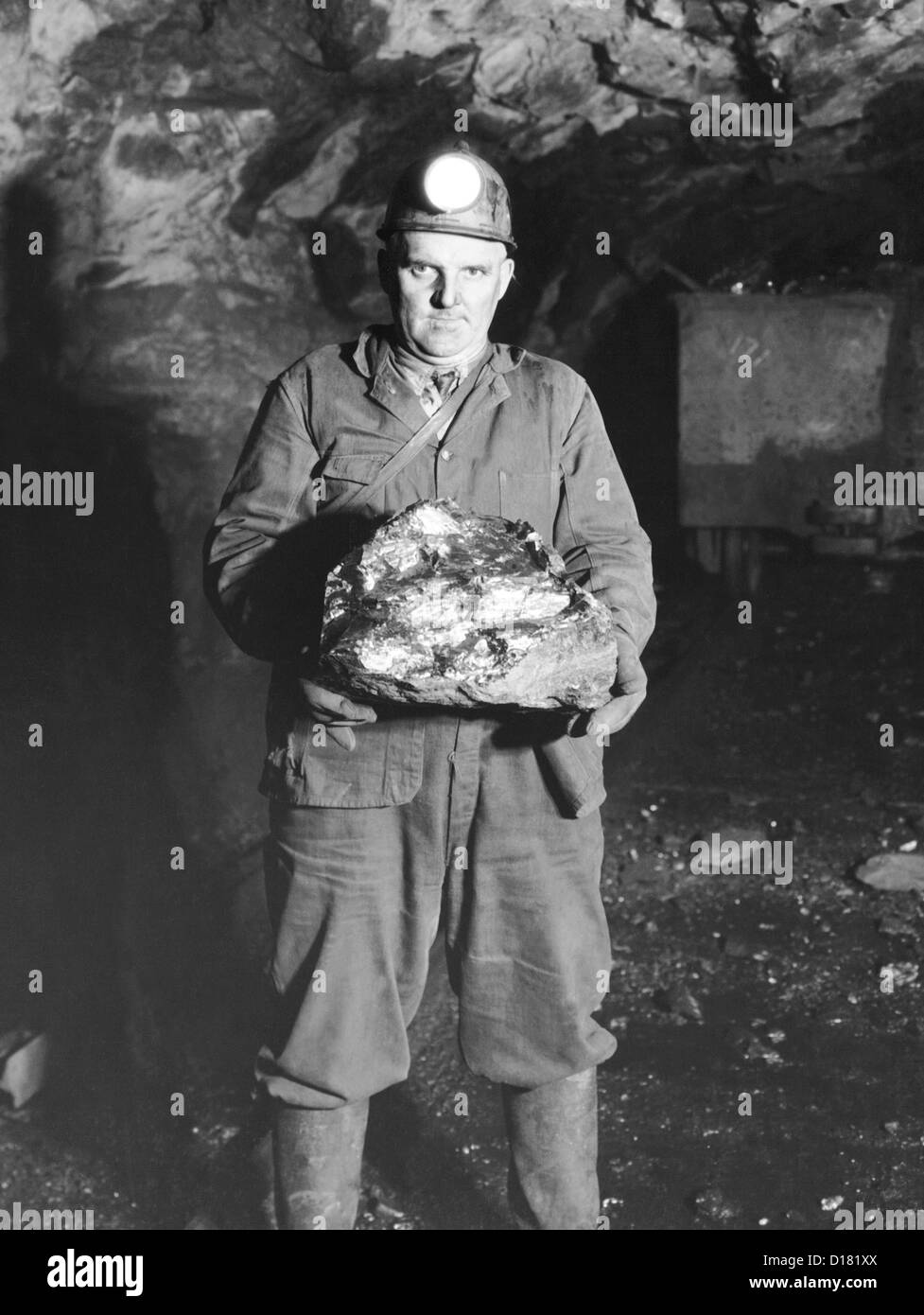 Miner holding piece of coal, Coaldale, Pennsylvania Stock Photo