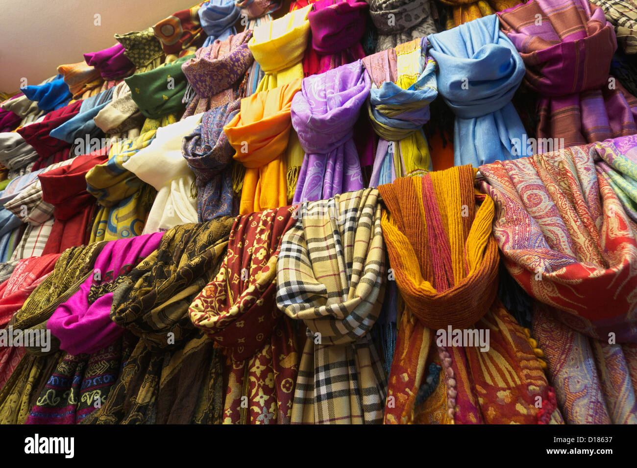 Turkey, Istanbul, Grand Bazaar (Kapalicarsi), pashmina silk scarfs for