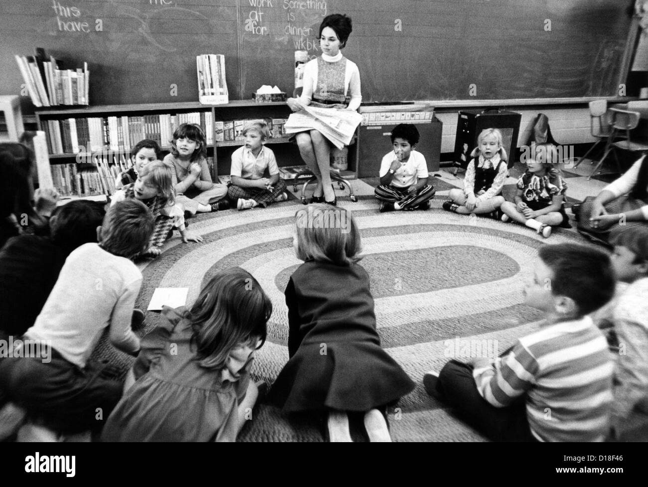 Julie Nixon Eisenhower with first graders at Edgewater Elementary School. President Nixon's daughter worked as a teacher while Stock Photo