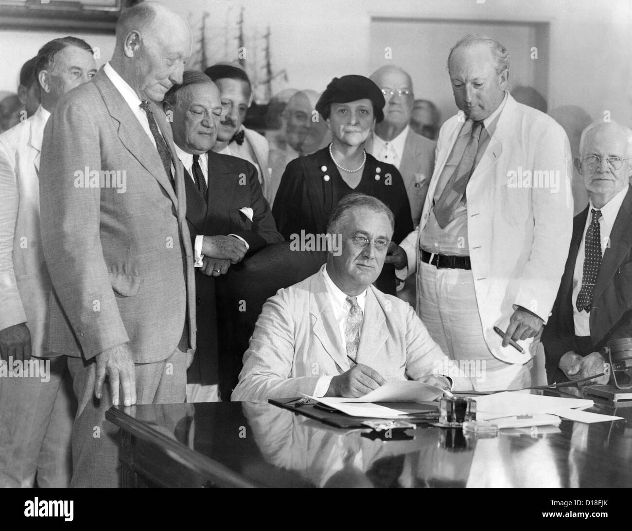 Roosevelt signs social security hires stock photography and images Alamy