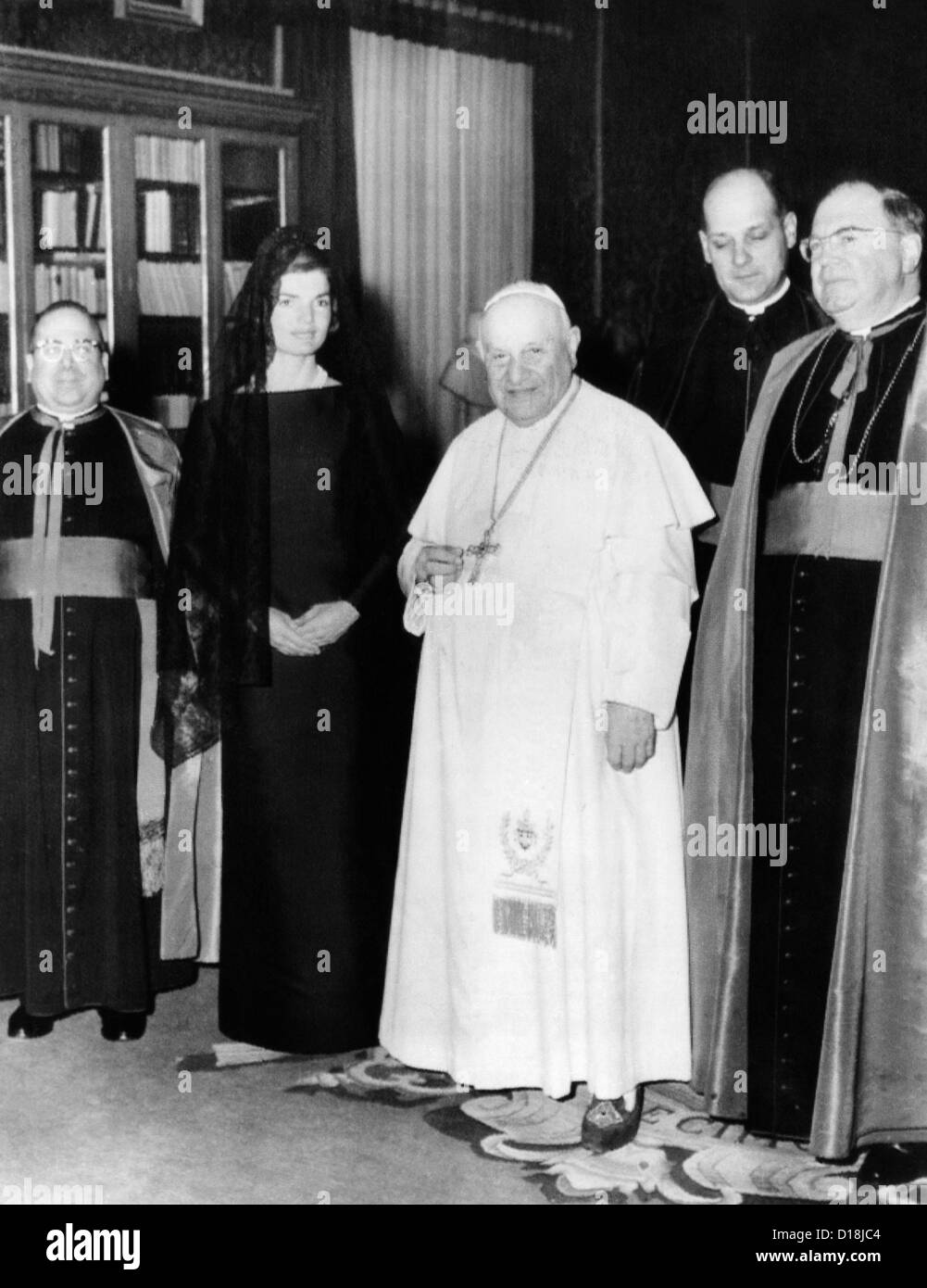 Jacqueline Kennedy in an audience with Pope John XXIII. At left is Msgr. Pius A. Benincasa, and at right, Msgr. Martin J. Stock Photo