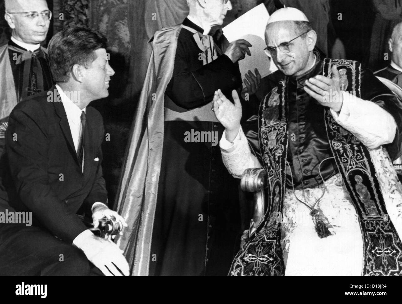 President John Kennedy and Pope Paul VI in conversation. The pontiff praised Kennedy for his untiring efforts to obtain peace Stock Photo