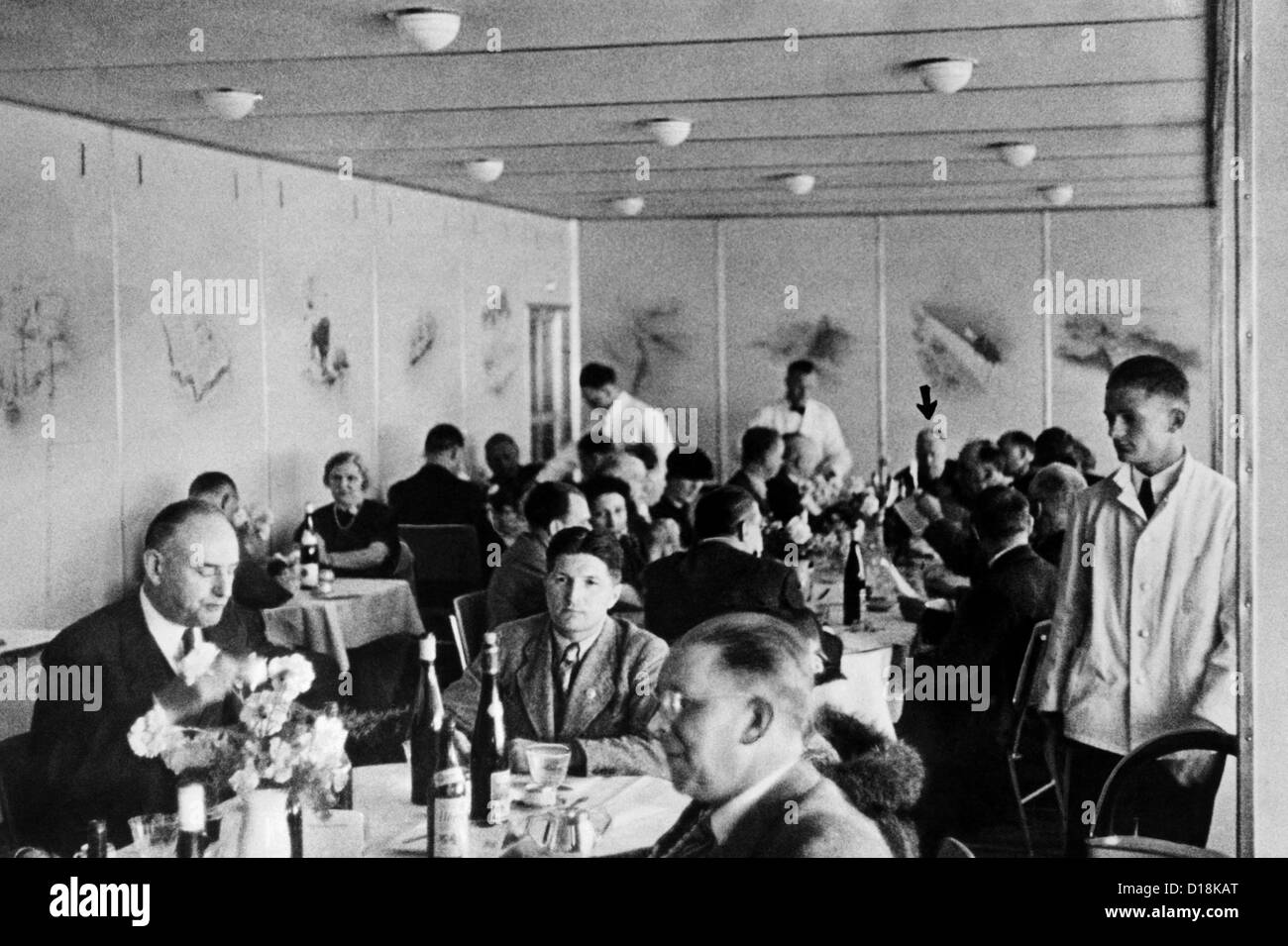 Dining 2,000 feet in the air on the Hindenburg with wine on every table. Dr. Hugo Eckener, the manager of the Luftschiffbau Stock Photo