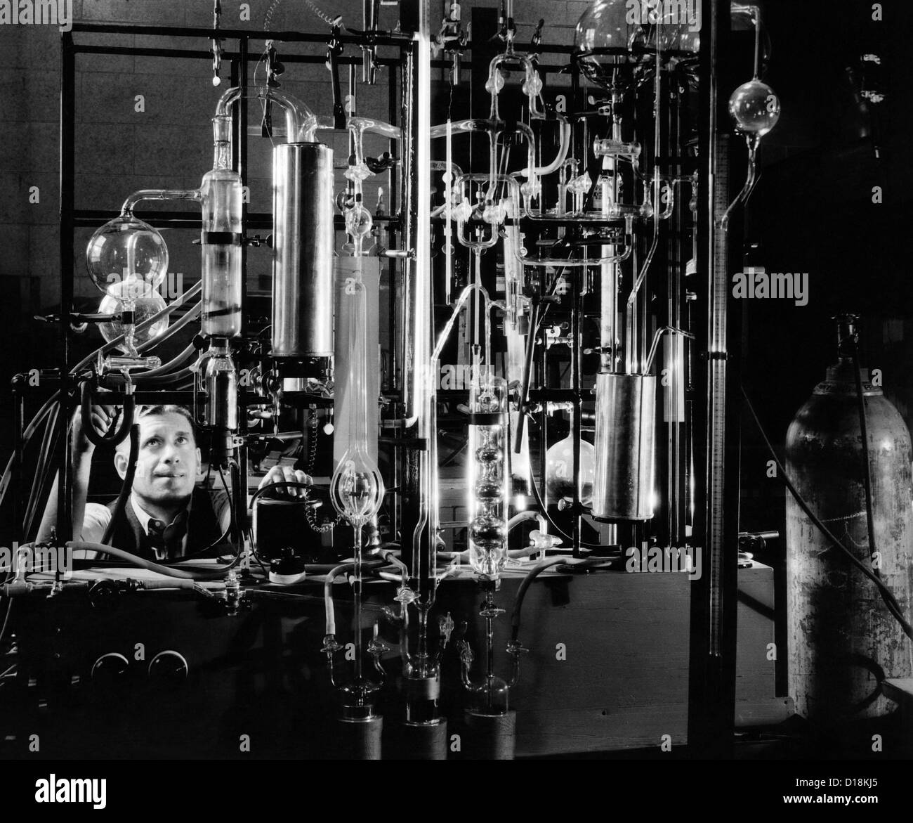 Chemistry laboratory 1940s hi-res stock photography and images - Alamy