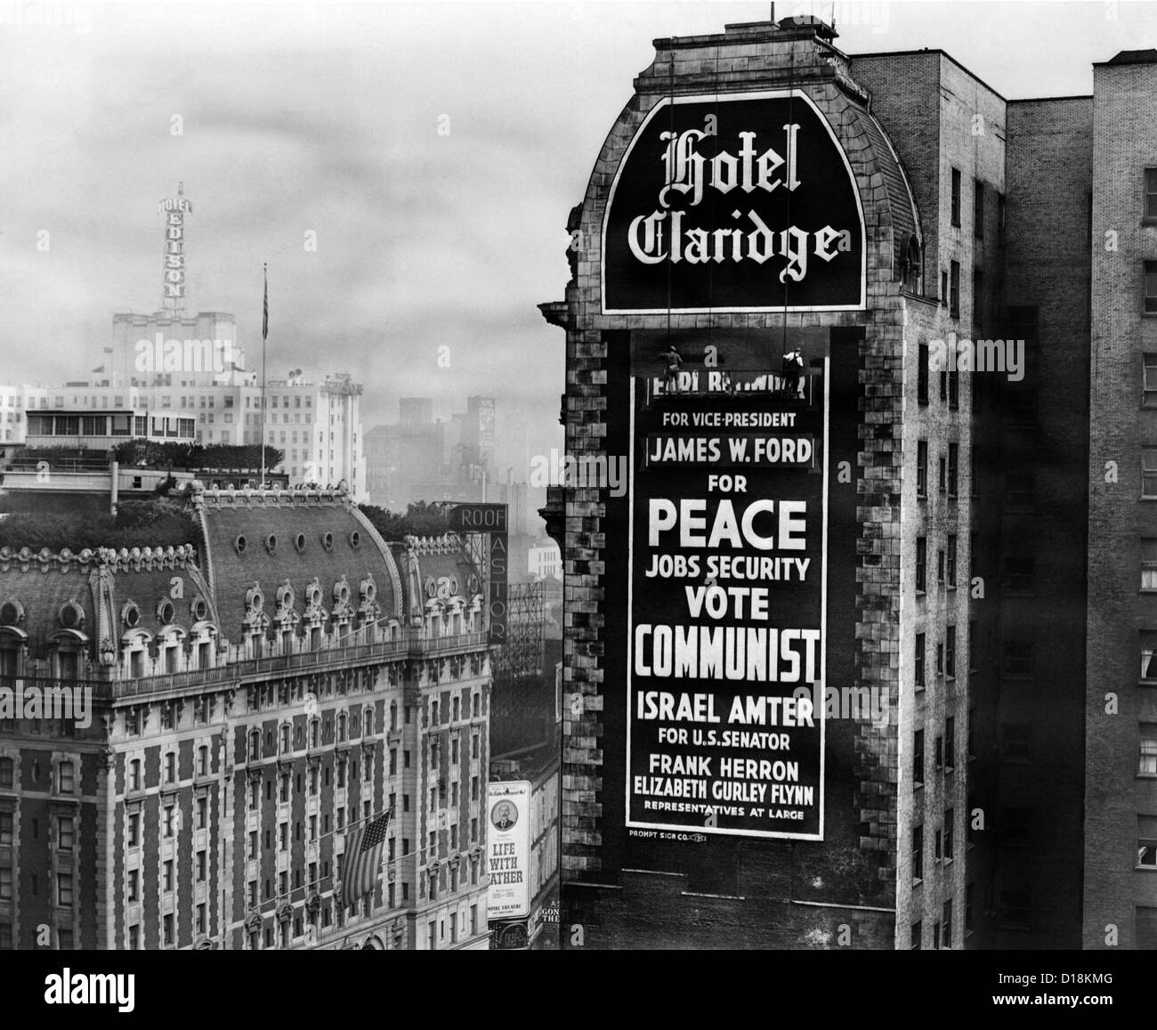 US Communist election campaign sign on the wall of the Claridge Hotel in Times Square. After protests, the Hotel began painting Stock Photo