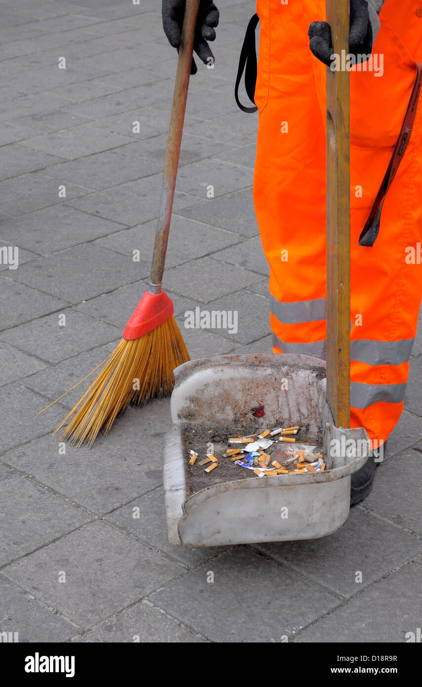 Österreich, Wien, Straßenkehrer bei der Arbeit Stock Photo - Alamy