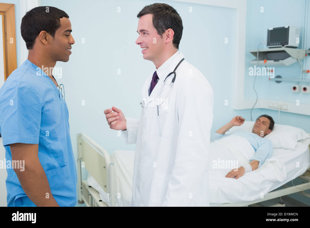 Doctor nurse hospital talking hi-res stock photography and images - Alamy