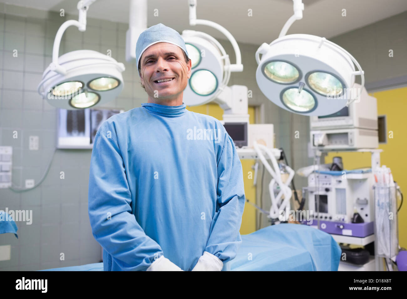 Surgical lamps in operation hi-res stock photography and images - Alamy