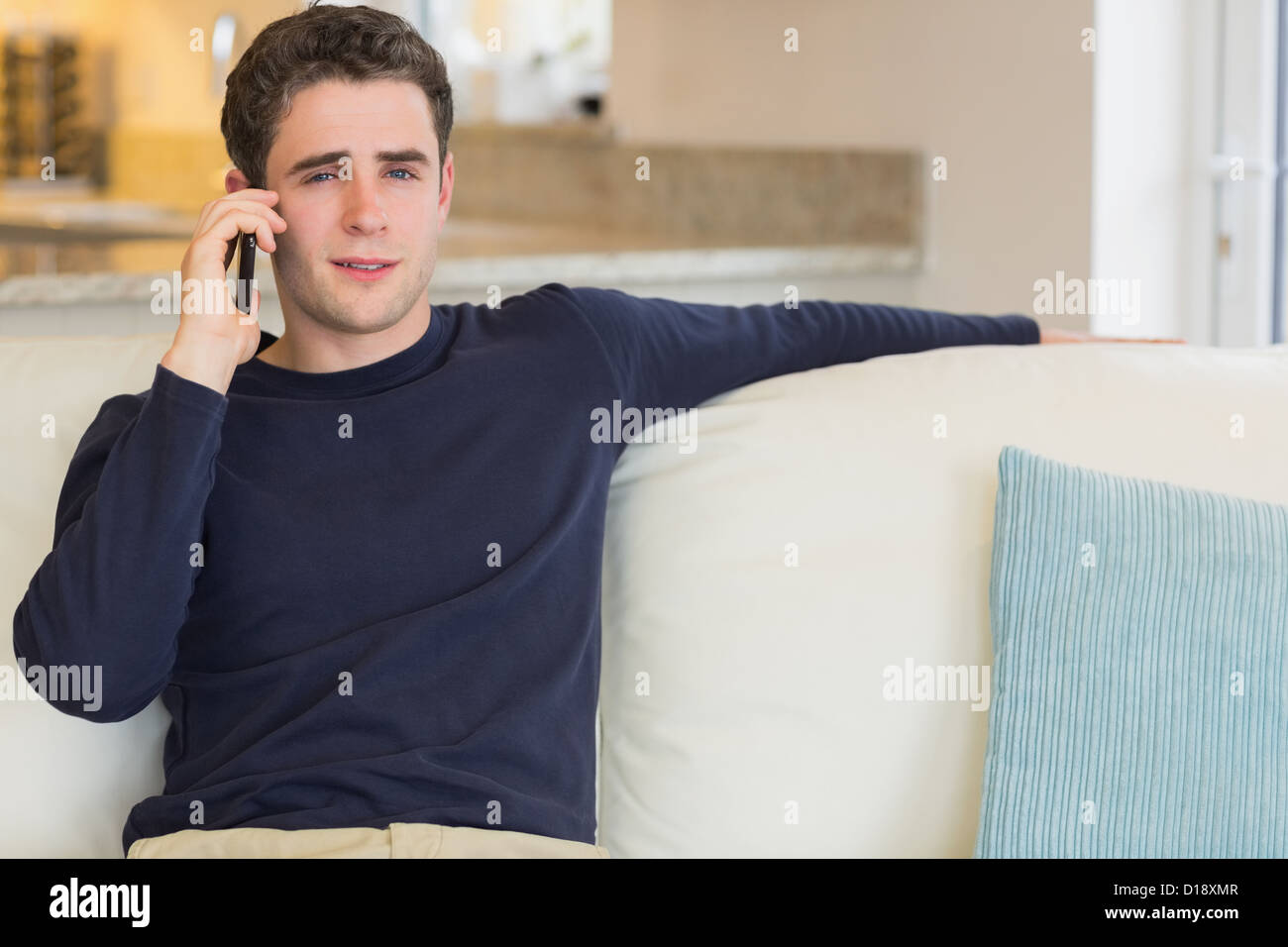 Мужчина говорит. Каждый день звонить парню. Обеспокоенный мужчина. Каждый день звонить парню. Каждый день звонить парню.