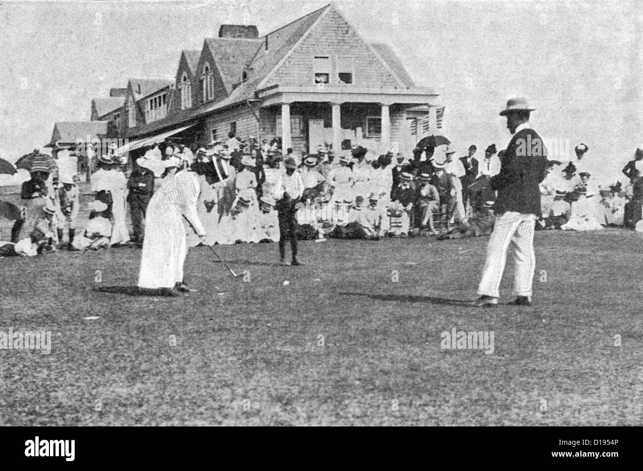 Watching the putting contest 1900 U. S. Women's Amateur held at Shinnecock Hills Golf Club, Southampton, Long Island, NY, 1900 Stock Photo