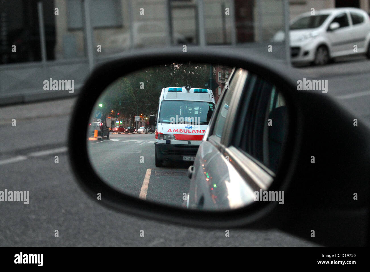 ambulance-in-the-rearview-mirror-ambulanza-nello-specchietto-retrovisore-D19750.jpg