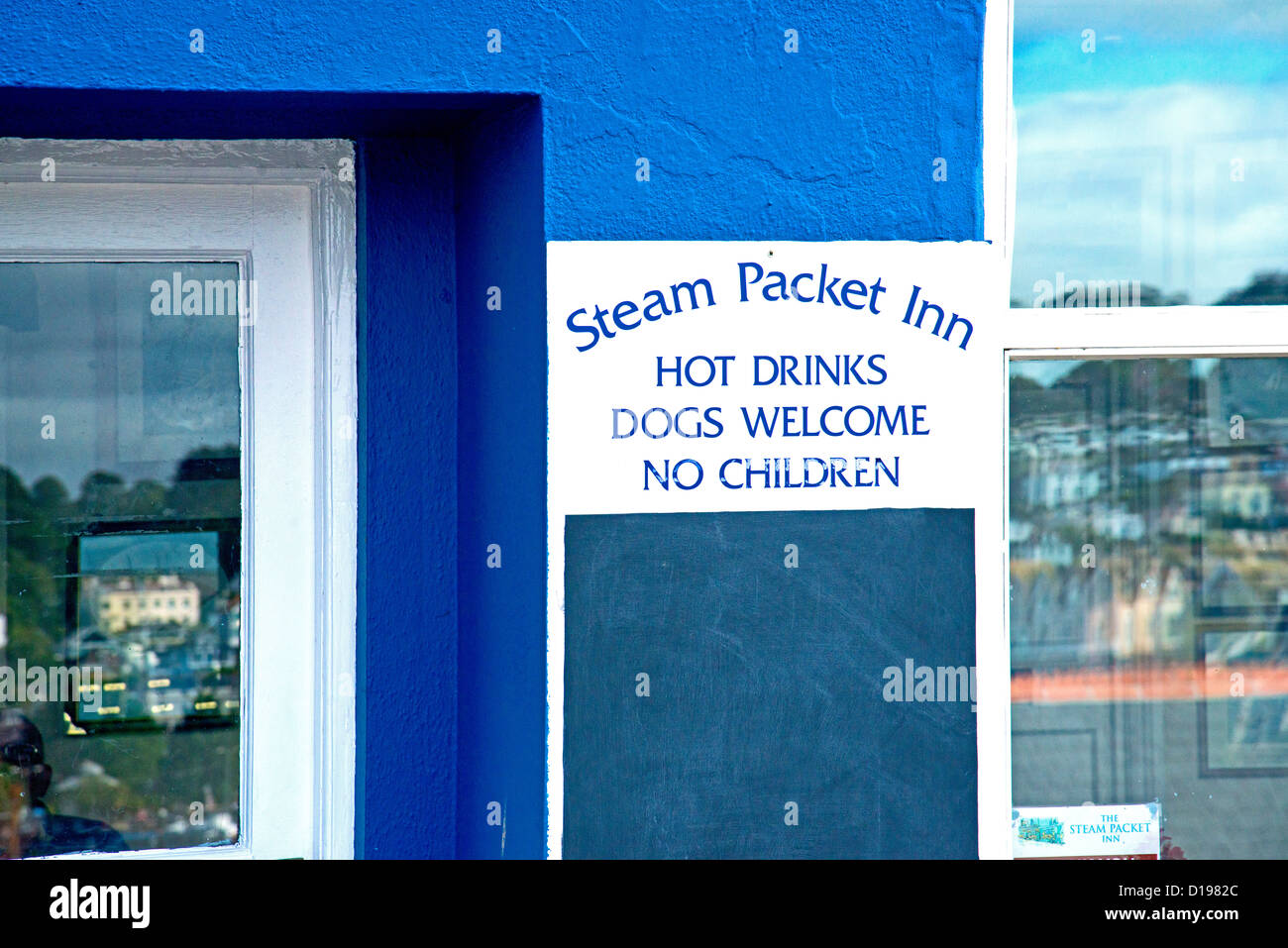Advertisment outside an Inn 'no children, dogs welcome' Stock Photo