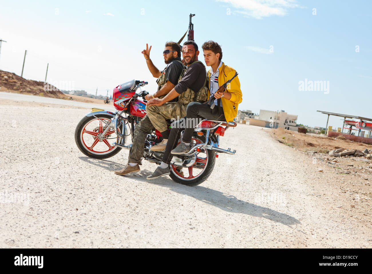 Azaz, Syria, 5/10/12. Members of the FSA pull over on their way in to Azaz from the Turkish border post at Kellis. Stock Photo