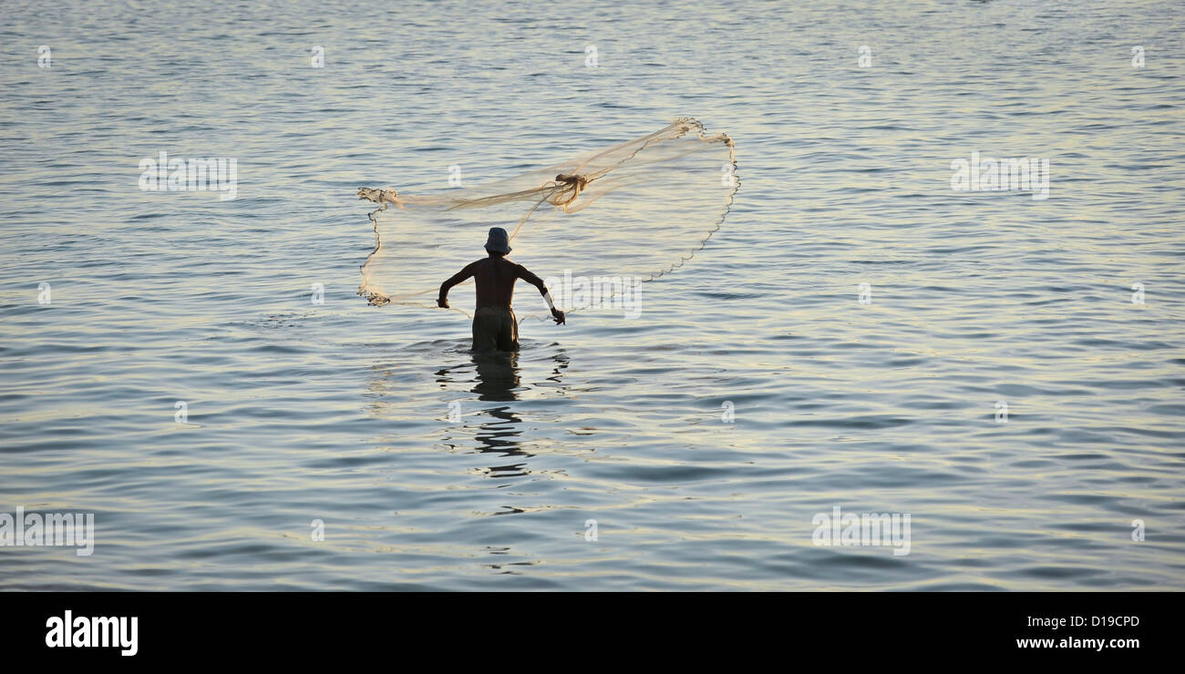 Fisherman preparing to throw cast net Stock Photo - Alamy