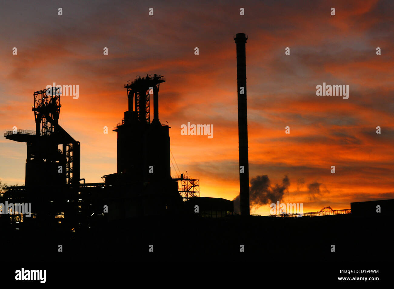(file) - A dpa file picture dated 19 November 2009 shows a ThyssenKrupp steel plant during sunset in Bochum, Germany. Photo: Roland Weihrauch Stock Photo